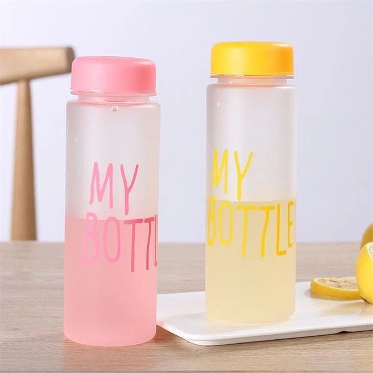 Plastová fľaša na vodu s objemom 500 ml